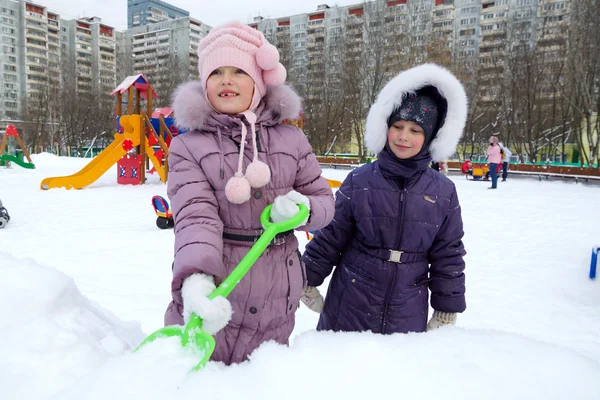 Dzieci bawią się na placu zabaw w zimie — Zdjęcie stockowe