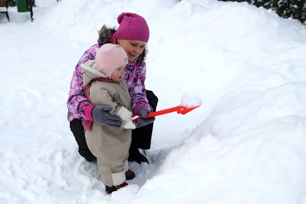 Niños juegan en el parque infantil en invierno —  Fotos de Stock