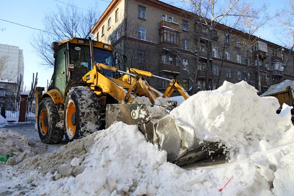 Limpiando nieve — Foto de Stock