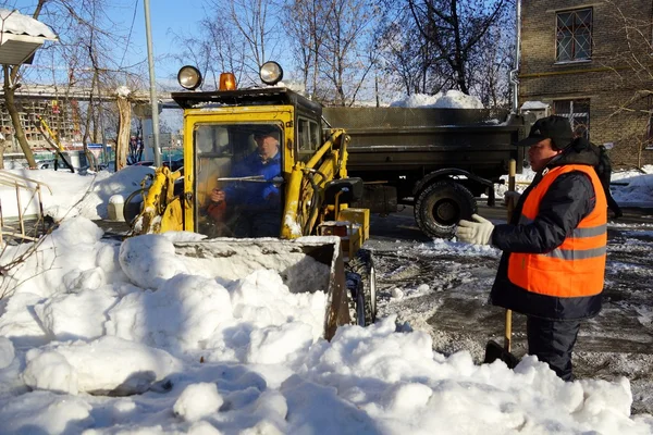 Limpiando nieve — Foto de Stock