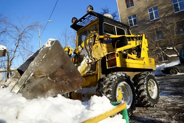 Limpiando nieve — Foto de Stock