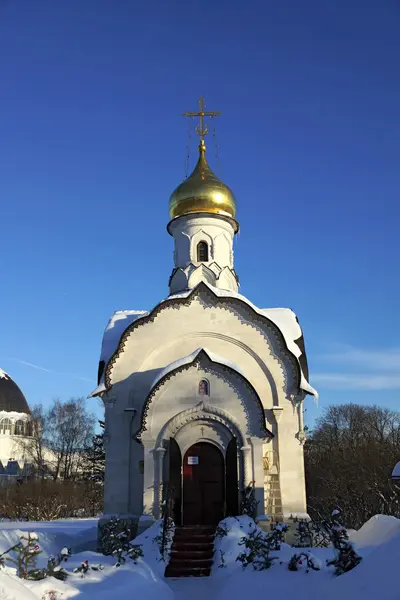 Белая православная церковь против голубого неба — стоковое фото
