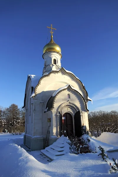 Белая православная церковь против голубого неба — стоковое фото