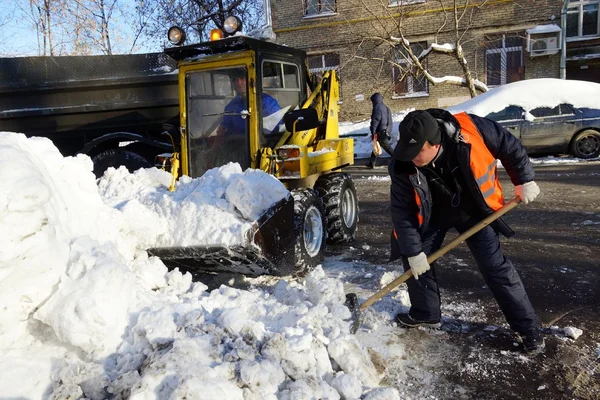 Limpiando nieve — Foto de Stock