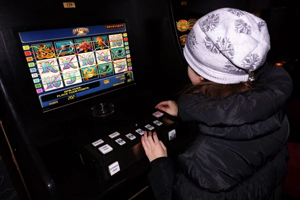 Vrouw spelen op de Slot machines — Stockfoto