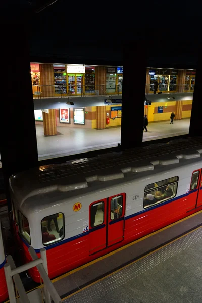 Поїзд метро на вокзалі — стокове фото
