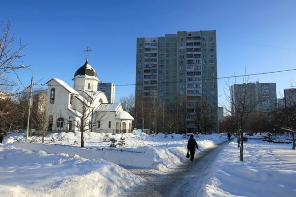 Bílé pravoslavná církev proti modré obloze — Stock fotografie