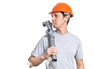 Aletlerle çalışan tesisatçı.