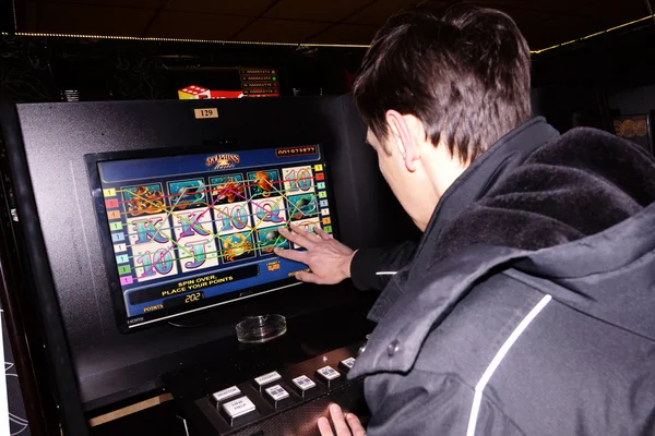 Spieler am Spielautomaten — Stockfoto
