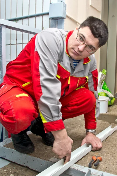 Hacer reparaciones en un edificio — Foto de Stock