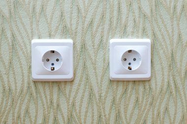 bir duvar üzerinde elektrik soketleri