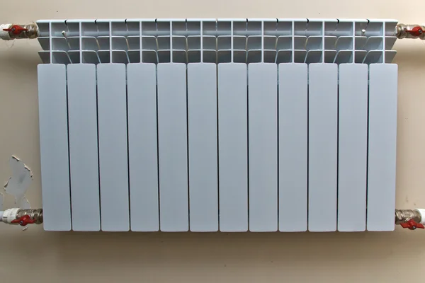 Radiator van een centrale verwarming in het appartement — Stockfoto