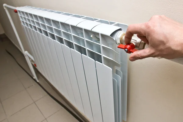 Radiateur d'un chauffage central dans l'appartement — Photo
