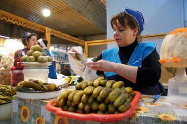 Markette sebze turşusu