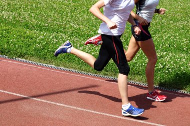 sporcular bir koşu bandı