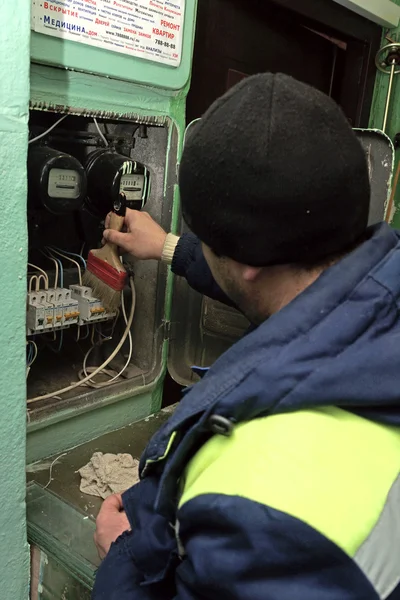 Man repairing electrical panel — Stockfoto