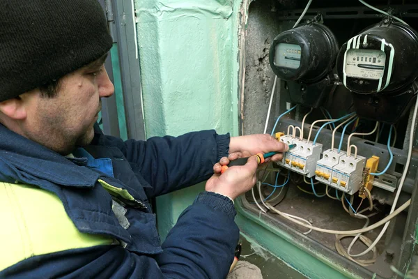 Man repairing electrical panel — Stok fotoğraf