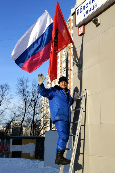 Bandera rusa colgando en el edificio — Foto de Stock