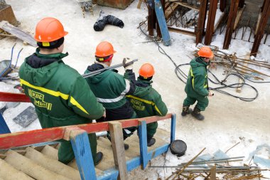 bir inşaat sahasında işçiler