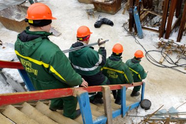 bir inşaat sahasında işçiler