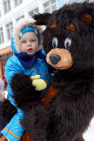 Niño en las manos del hombre vestido de oso — Foto de Stock