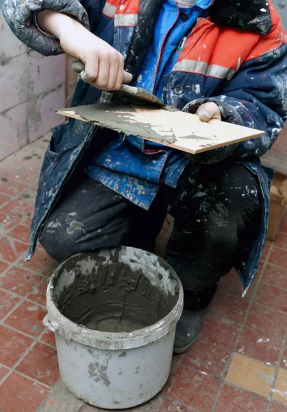 Real photo of a tile laying — Stock Photo, Image