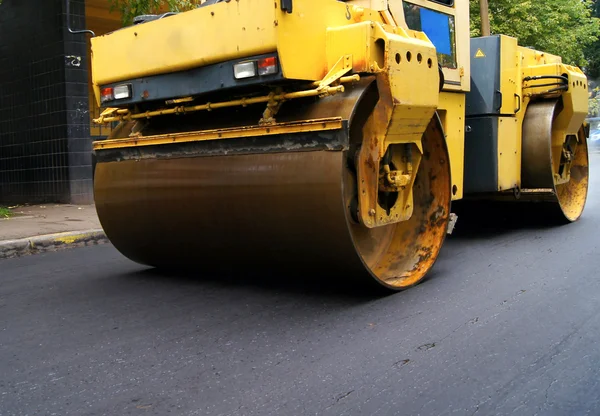 Road repair, compactor lays asphalt. — Stock Photo, Image