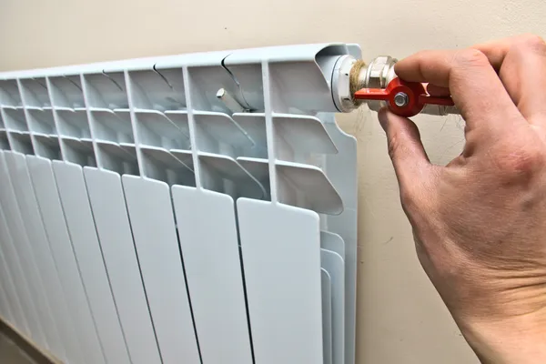 Радиатор центрального отопления в квартире — стоковое фото