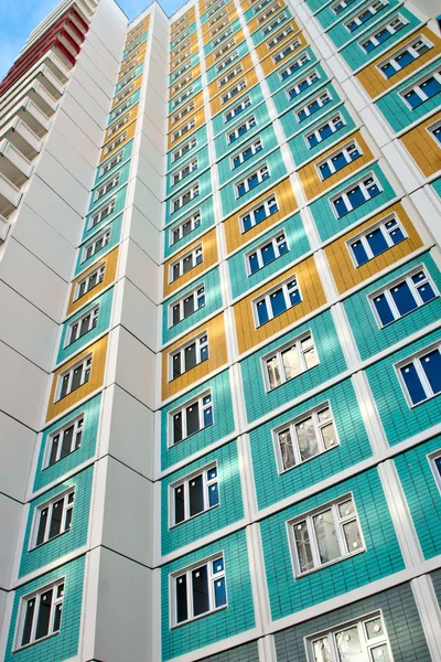 Fachada de una nueva casa de apartamentos de muchos pisos — Foto de Stock