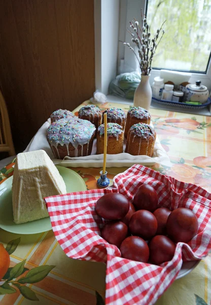 Huevos de Pascua y pasteles de Pascua en una mesa — Foto de Stock