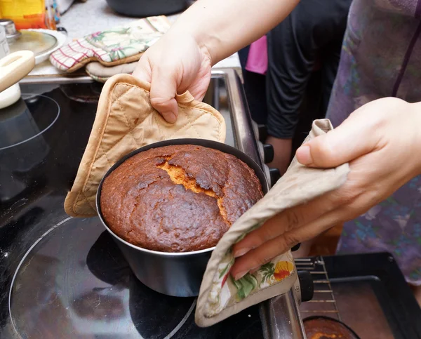 Пасхальные торты в домашней кухне — стоковое фото