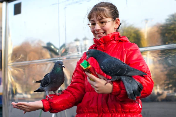 Mujer alimentando a las palomas —  Fotos de Stock