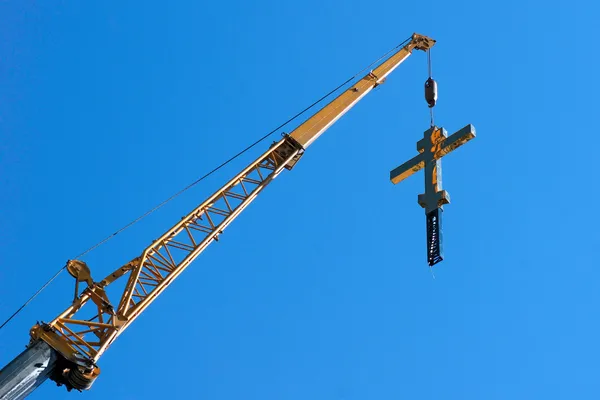 Installera kors på kyrkan — Stockfoto