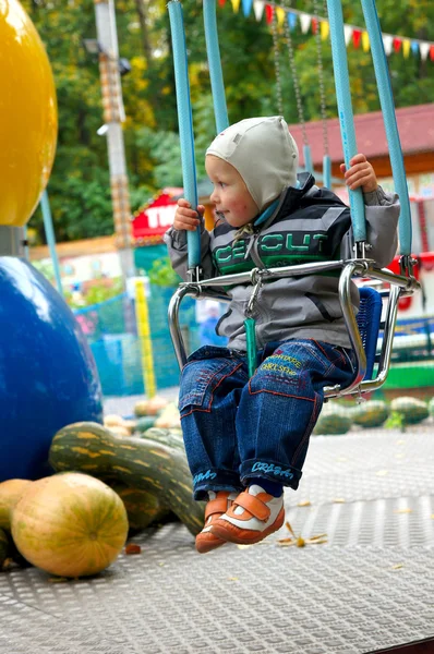 Niño en un columpio —  Fotos de Stock