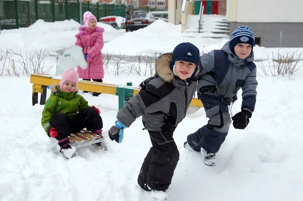 Niños en trineo en invierno — Foto de Stock