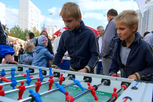 Jungen spielen Tischkicker — Stockfoto