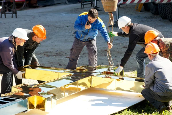 Installation of the cross — Stock Photo, Image