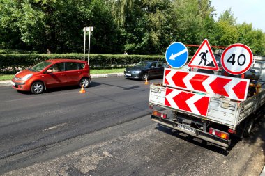 Yolda tamir yol işaretleri