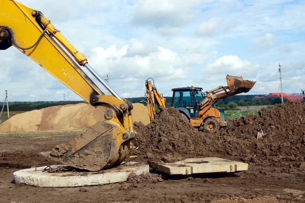 Excavadora contra el cielo azul — Foto de Stock