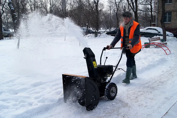 Працівник очищає від снігу вулиці — стокове фото