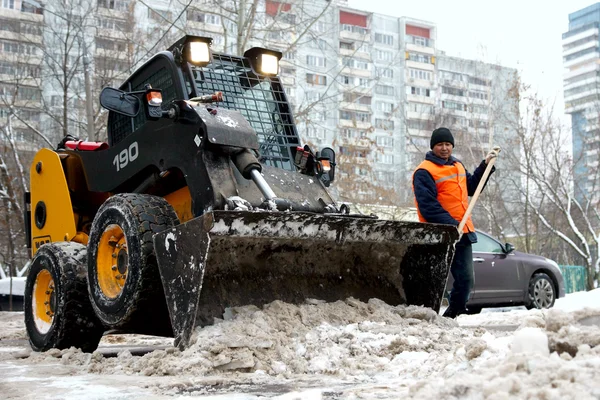 Trattore rimuove la neve sulla strada della città — Foto Stock