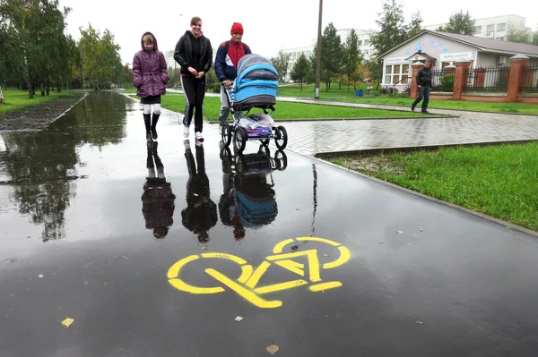 Piste cyclable avec un panneau — Photo