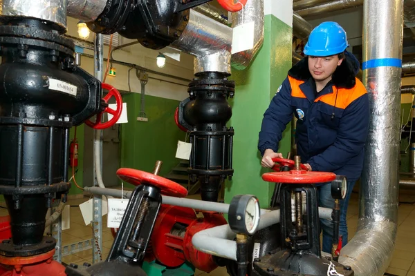 De leidingen voor water in Ketelruim — Stockfoto