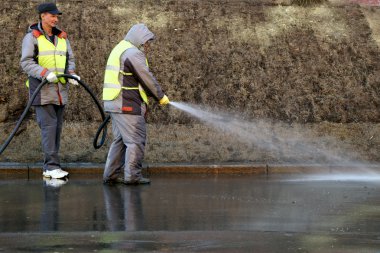 sokaklarda temizlik işçileri