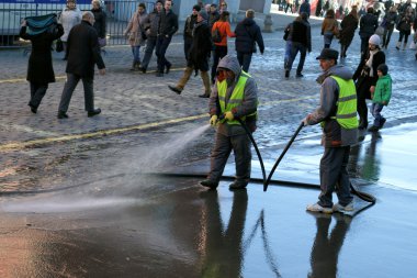 sokaklarda temizlik işçileri
