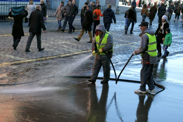 Workers cleaning the streets — Stock Photo, Image