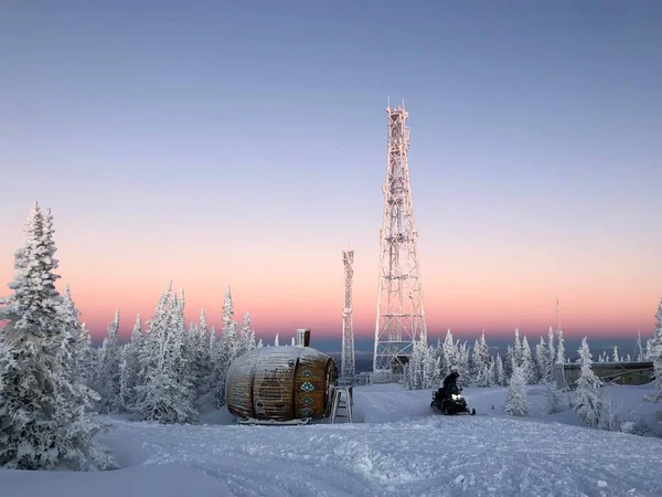 Sheregesh, Kemerovo bölgesinde gün batımı. Sibirya güzeldir. Akşam kayak merkezinde. 2 