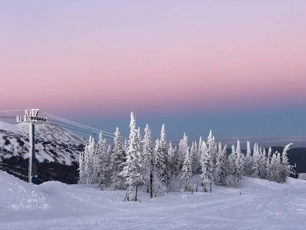 Sheregesh, Kemerovo bölgesinde gün batımı. Sibirya güzeldir. Akşam kayak merkezinde. 1 