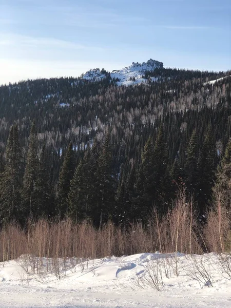 Sheregesh 'te tatil. Sibirya dağlarının manzarası.