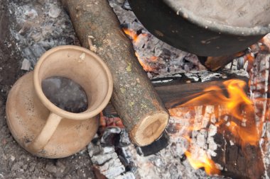 Ortaçağ ateş üzerinde pişirme.